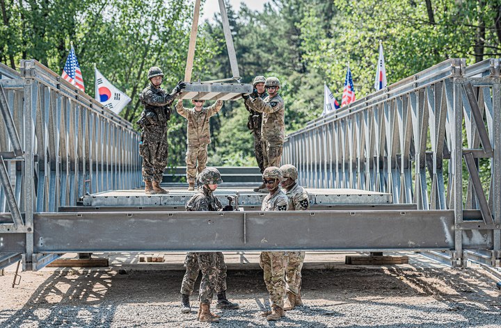 [서울=뉴시스] 26일 경북 경산 일대에서 UFS 연습의 일환으로 육군제2작전사령부 1117공병단과 한미연합사단 11공병대대가 '한미 연합 공병 상용교량 구축훈련'을 하고 있다. (사진=육군 제공) 2022.08.26. photo@newsis.com *재판매 및 DB 금지