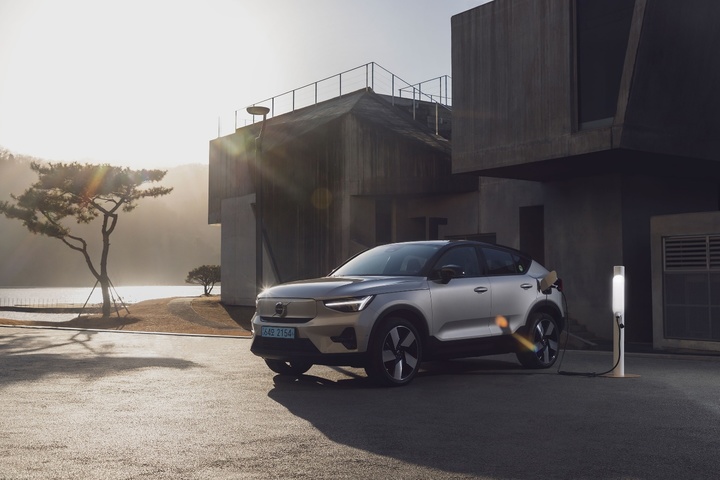 [시승기]안전에 혁신 덧대다…볼보 첫 전기차 'C40 리차지'