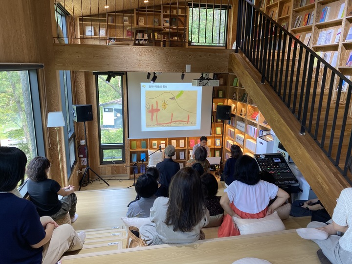 [전주=뉴시스] 한훈 기자 = 전북 전주시는 평화동의 학산숲속시집도서관에서 시민 20여명이 참석한 가운데 '숲속낭독공연'을 선보였다고 27일 밝혔다.(사진=전주시 제공).2022.08.27. photo@newsis.com *재판매 및 DB 금지