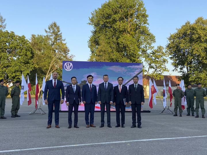 [서울=뉴시스] 정병혁 기자 = 현대로템과 한화디펜스가 26일(현지시간) 폴란드 군비청과 K2 흑표 전차 및 K-9 자주포 수출을 위한 57억6천만 달러(약 7조6천780억원) 규모의 1차 이행계약을 체결했다고 방위사업청이 27일 밝혔다. 사진은 폴란드 모롱크에 위치한 기계화부대에서 열린 계약체결 행사의 모습. 왼쪽부터 세바스찬 흐바웩 PGZ 회장, 손재일 한화디펜스 사장, 엄동환 방위사업청장, 마리우시 브와슈차크 폴란드 부총리 겸 국방부 장관, 이용배 현대로템 사장, 유동준 국방부 전력자원관리실장.(사진=방위사업청 제공) 2022.08.27. photo@newsis.com *재판매 및 DB 금지