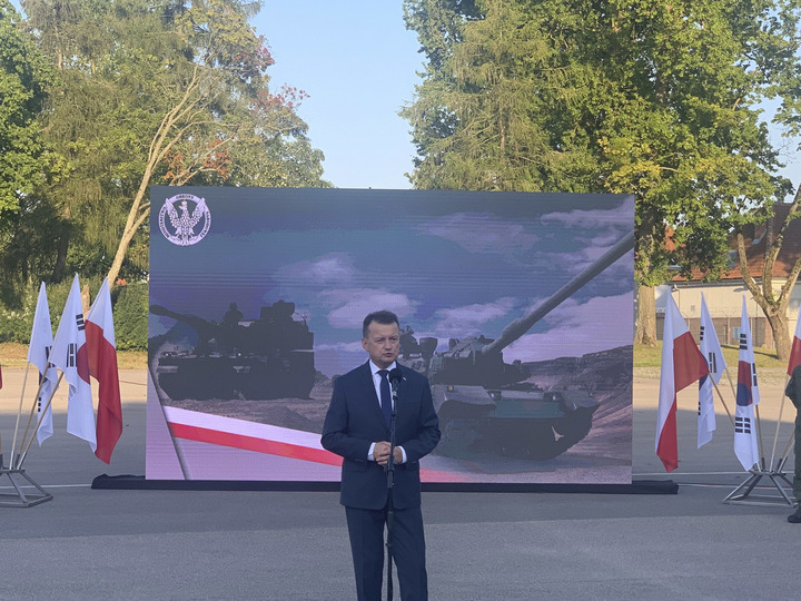 [서울=뉴시스] 정병혁 기자 = 현대로템과 한화디펜스가 26일(현지시간) 폴란드 군비청과 K2 흑표 전차 및 K-9 자주포 수출을 위한 57억6천만 달러(약 7조6천780억원) 규모의 1차 이행계약을 체결했다고 방위사업청이 27일 밝혔다. 사진은 폴란드 모롱크에 위치한 기계화부대에서 열린 계약체결 행사의 모습.(사진=방위사업청 제공) 2022.08.27. photo@newsis.com *재판매 및 DB 금지