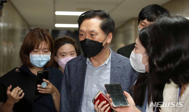[서울=뉴시스] 김선웅 기자 = 김기현 국민의힘 의원이 지난달 27일 오후 서울 여의도 국회에서 열린 국민의힘 비공개 의원총회에 참석하고 있다. 2022.08.27. mangusta@newsis.com