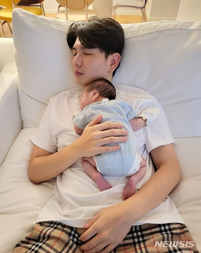 [서울=뉴시스] 제이쓴, 아들 똥별이. 2022.08.28. (사진 = 홍현희 인스타그램 캡쳐) photo@newsis.com*재판매 및 DB 금지