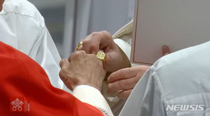 [서울=뉴시스] 27일(현지시간) 바티칸 성베드로 대성전에서 열린 추기경 서임식에서 프란치스코 교황이 한 추기경에게 반지를 건네고 있다. (사진='바티칸 뉴스' 유튜브 화면 캡처) 2022.08.28. photo@newsis.com *재판매 및 DB 금지
