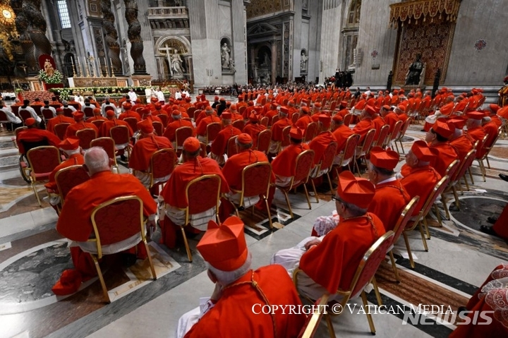 [서울=뉴시스] 프란치스코 교황이 27일(현지시간) 바티칸 성베드로 대성전에서 열린 20명의 추기경 서임식을 주재했다. (사진='바티칸 뉴스' 제공) 2022.08.28. photo@newsis.com *재판매 및 DB 금지