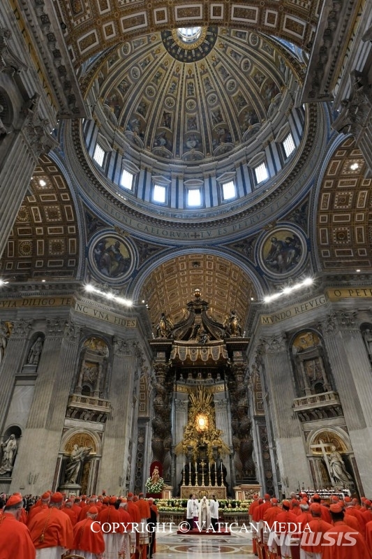 [서울=뉴시스] 프란치스코 교황이 27일(현지시간) 바티칸 성베드로 대성전에서 열린 20명의 추기경 서임식을 주재했다. (사진='바티칸 뉴스' 제공) 2022.08.28. photo@newsis.com *재판매 및 DB 금지