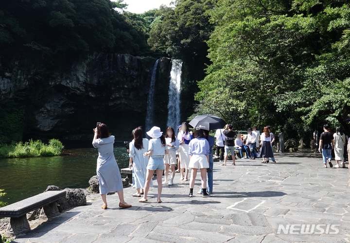 [제주=뉴시스] 오영재 기자 = 제주 서귀포시 천지연폭포에 관광객들의 발길이 이어지고 있다. 2022.08.28. oyj4343@newsis.com