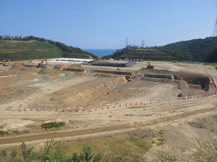 [경주=뉴시스]김성진 기자 = 지난 26일 방문한 경주 중저준위방사성폐기물 2단계 표층처분시서 착공 현장. 2025년 완공되면 원전 작업자의 옷이나 의류 등 저준위 폐기물이 보관된다. 2022.08.26. ksj87@newsis.com *재판매 및 DB 금지