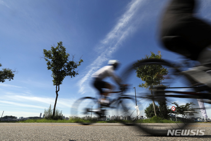[서울=뉴시스] 최동준 기자 = 지난8월28일 서울 마포구 난지한강공원에서 시민들이 자전거를 타고 있다. 2022.08.28. photocdj@newsis.com