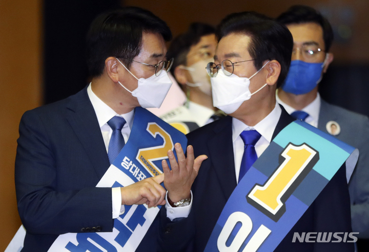 [서울=뉴시스] 최진석 기자 = 더불어민주당 이재명(오른쪽), 박용진 당대표 후보가 28일 서울 송파구 올림픽공원 체조경기장에서 열린 민주당 제5차 정기전국대의원대회에 참석해 입장에 앞서 대화를 나누고 있다. 2022.08.28. myjs@newsis.com