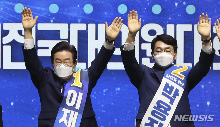 [서울=뉴시스] 최진석 기자 = 더불어민주당 이재명(왼쪽), 박용진 당대표 후보가 28일 서울 송파구 올림픽공원 체조경기장에서 열린 민주당 제5차 정기전국대의원대회에 참석해 인사를 하고 있다. 2022.08.28. myjs@newsis.com