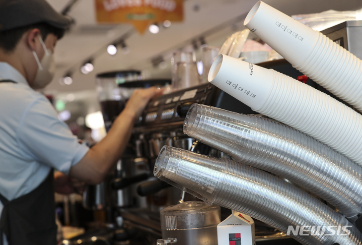 [서울=뉴시스] 김근수 기자 = 지난 8월28일 오후 서울 시내의 한 대형 프랜차이즈 카페에 일회용 컵이 놓여있다. 2022.08.28. ks@newsis.com