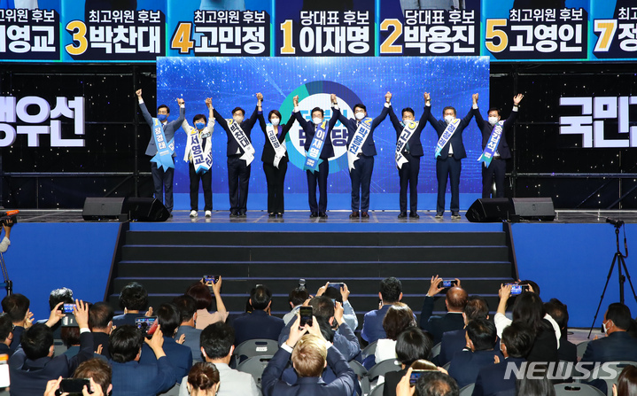 [서울=뉴시스] 최진석 기자 = 더불어민주당 이재명, 박용진 당대표 후보와 최고위원 후보들이 28일 서울 송파구 올림픽공원 체조경기장에서 열린 민주당 제5차 정기전국대의원대회에 입장해 인사를 하고 있다. 왼쪽부터 더불어민주당 장경태, 서영교, 박찬대, 고민정 최고위원 후보, 이재명, 박용진 당대표 후보, 고영인, 정청래, 송갑석 최고위원 후보. (공동취재사진) 2022.08.28. photo@newsis.com