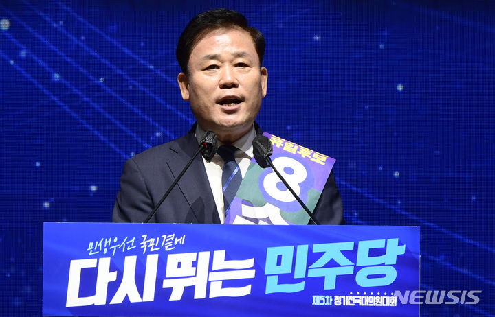 [서울=뉴시스] 최진석 기자 = 송갑석 더불어민주당 의원이 지난 8월28일 오후 서울 송파구 올림픽공원 체조경기장(KSPO돔)에서 열린 제 5차 정기전국대의원대회에서 정견 발표를 하고 있다. (공동취재사진) 2022.08.28. photo@newsis.com