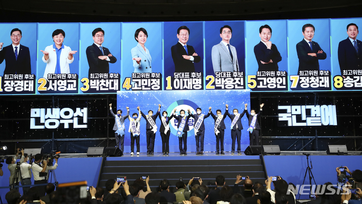 [서울=뉴시스] 최진석 기자 = 더불어민주당 이재명, 박용진 당대표 후보와 최고위원 후보들이 28일 서울 송파구 올림픽공원 체조경기장에서 열린 민주당 제5차 정기전국대의원대회에 입장해 인사를 하고 있다. 왼쪽부터 더불어민주당 장경태, 서영교, 박찬대, 고민정 최고위원 후보, 이재명, 박용진 당대표 후보, 고영인, 정청래, 송갑석 최고위원 후보. (공동취재사진) 2022.08.28. photo@newsis.com