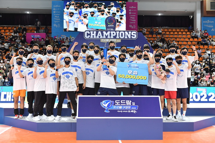 [서울=뉴시스] 고승민 기자 = 28일 순천 팔마체육관에서 열린 2022 순천도드람컵 프로배구대회 남자부에서 우승을 차지한 대한항공 코치진과 선수들이 시상식에서 세리머니를 하고 있다. (사진=한국배구연맹 제공) 2022.08.28. photo@newsis.com *재판매 및 DB 금지