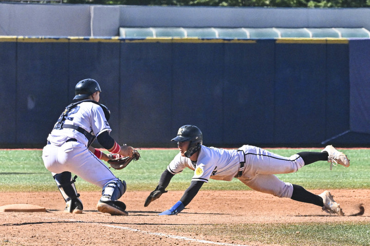 [서울=뉴시스] 고승민 기자 = 제50회 봉황대기 전국고교야구대회 32강전 대구고등학교-광주제일고등학교 경기가 열린 28일 서울 양천구 목동종합운동장 야구장에서 광주일고 최민규가 5회말 3루를 향해 슬라이딩 했지만 아웃되고 있다. (사진=한국일보 제공) 2022.08.28. photo@newsis.com *재판매 및 DB 금지