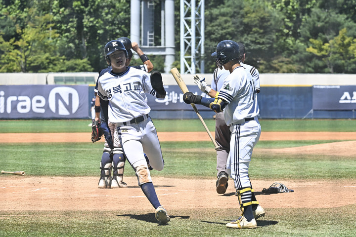 [서울=뉴시스] 고승민 기자 = 학생 운동선수가 일반 교과 과목에서 일정 성적을 얻지 못할 경우, 운동 경기 대회 참가를 제한하는 '최저학력제'가 유보됐다고 11일 교육부는 밝혔다. 사진은 제50회 봉황대기 전국고교야구대회 32강전에서 공주고등학교-경북고등학교가 경기를 하는 모습. 2024.11.11. *재판매 및 DB 금지
