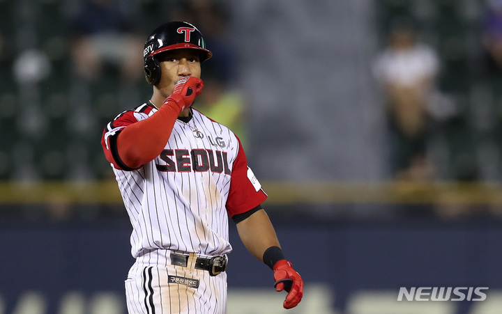 [서울=뉴시스] 이영환 기자 = 28일 오후 서울 송파구 잠실야구장에서 열린 2022 프로야구 키움 히어로즈와 LG 트윈스의 경기, 7회말 2사 만루에서 LG 가르시아가 3타점 2루타를 날린 후 기뻐하고 있다. 2022.08.28. 20hwan@newsis.com