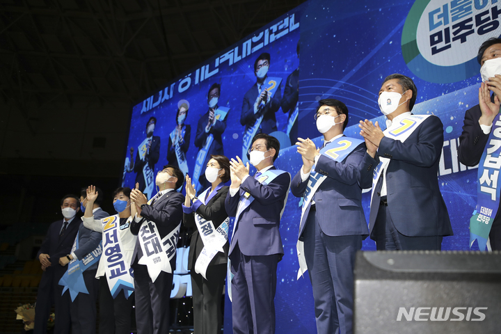 [서울=뉴시스] 최진석 기자 = 이재명 더불어민주당 새 당대표와 최고위원들이 지난 28일 오후 서울 송파구 올림픽체조경기장 KSPO돔에서 열린 제5차 정기전국대의원대회에서 박수를 치고 있다. (공동취재사진) 2022.08.28. photo@newsis.com