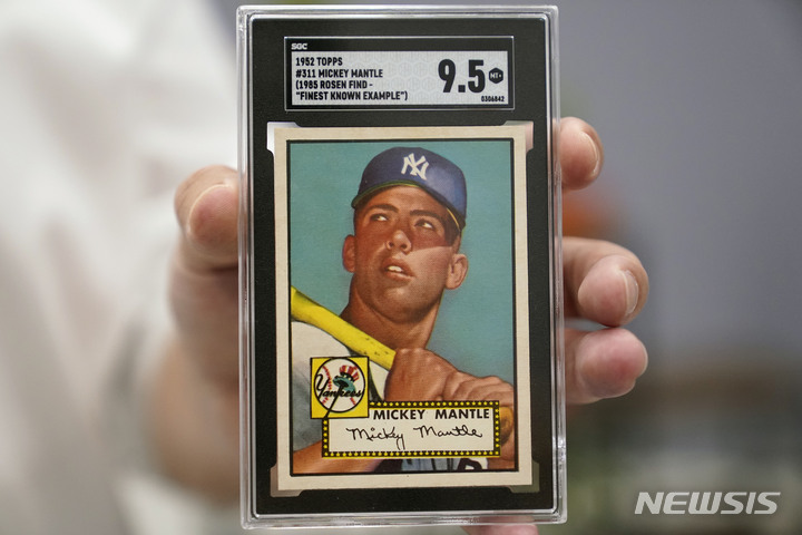 [달라스=AP/뉴시스]지난 7월 21일, 미키 맨틀 야구 카드가 헤리티지 옥션에서 선보이고 있다. 이 카드는 28일(현지시간) 역대 최고가인 1260만 달러(약 170억원)에 낙찰됐다. 이 금액은 스포츠 수집품 시장에서 역대 최고가를 기록한 것이다. 2022.08.29