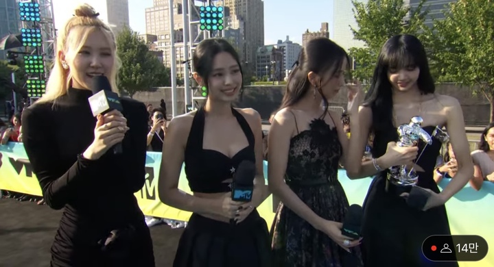 [서울=뉴시스] '2022 MTV 비디오 뮤직 어워즈'에서 '베스트 메타버스 퍼포먼스' 수상한 블랙핑크. 2022.08.29. (사진 = 유튜브 캡처) photo@newsis.com *재판매 및 DB 금지