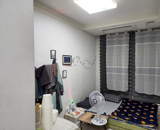 [창원=뉴시스] 강경국 기자 = 경찰에 적발된 성매매 알선 오피스텔. (사진=경남경찰청 제공). 2022.08.29. photo@newsis.com *재판매 및 DB 금지