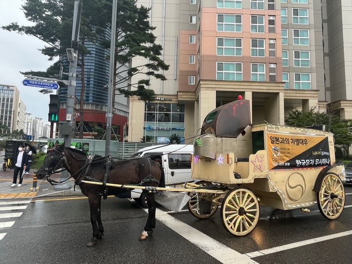 [판교=뉴시스] 29일 경기도 성남시 분당구 판교역 근처에서 카카오게임즈 '우마무스메' 이용자들이 마차 시위를 진행하고 있다.(사진=최은수 기자).2022.08.29 *재판매 및 DB 금지