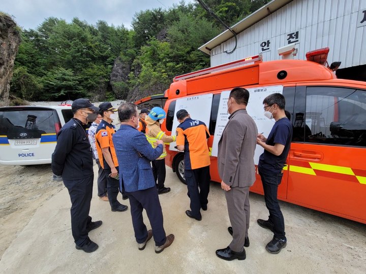 경북 봉화군 한 아연광산의 매몰사고 현장에서 119구조대와 경찰이 사고를 수습하고 있다. (사진=봉화소방서 제공) *재판매 및 DB 금지