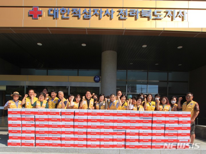 [전주=뉴시스]윤난슬 기자 = 대한적십자사 전북지사는 추석을 앞두고 도내 희망 풍차 결연세대를 대상으로 4대 취약계층 물품 지원사업을 추진했다고 29일 밝혔다.(사진=전북 적십자사 제공)