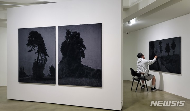 [서울=뉴시스]김남표 작가가 인조모 스크래치 회화를 작업하고 있다.