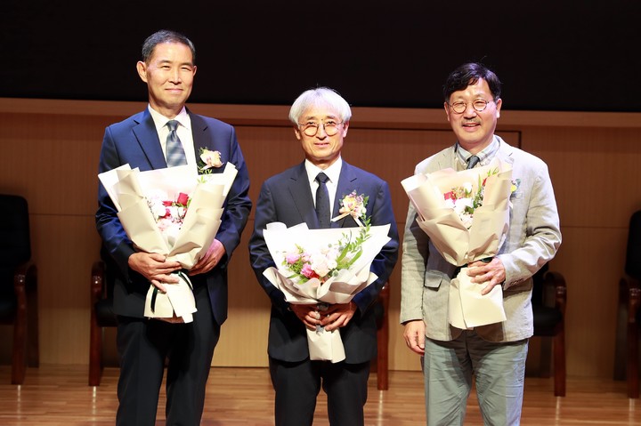 (왼쪽부터) 삼육대 스미스학부대학 최수동 교수, 경영학과 조광현 교수, 음악학과 박정양 교수. 사진 삼육대학교 *재판매 및 DB 금지