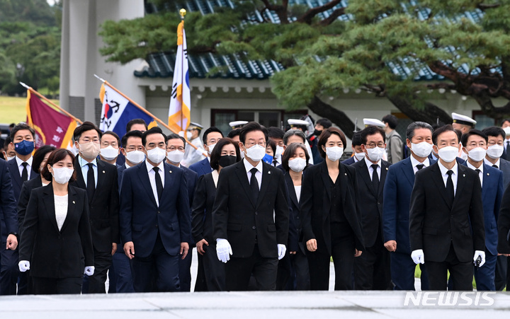 [서울=뉴시스] 국회사진기자단 = 이재명 더불어민주당 신임 당대표를 비롯한 신임 지도부가 29일 오전 서울 동작구 국립서울현충원을 찾아 현충탑으로 향하고 있다. 2022.08.29. photo@newsis.com