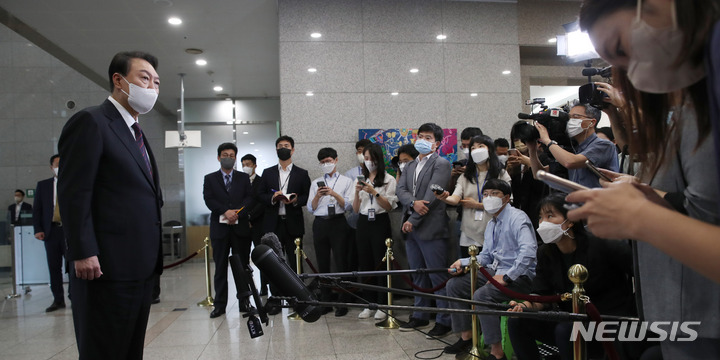 [서울=뉴시스] 전신 기자 = 윤석열 대통령이 29일 서울 용산 대통령실 청사로 출근하며 취재진 질문에 답변하고 있다. 2022.08.29. photo1006@newsis.com