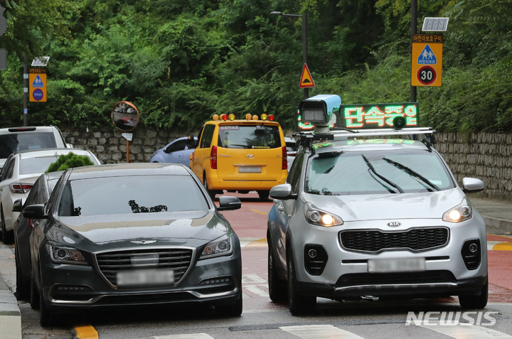 어린이보호구역 불법주정차 단속하는 자치구 차량. 사진은 기사와 직접 연관 없음. (사진 = 뉴시스 DB)