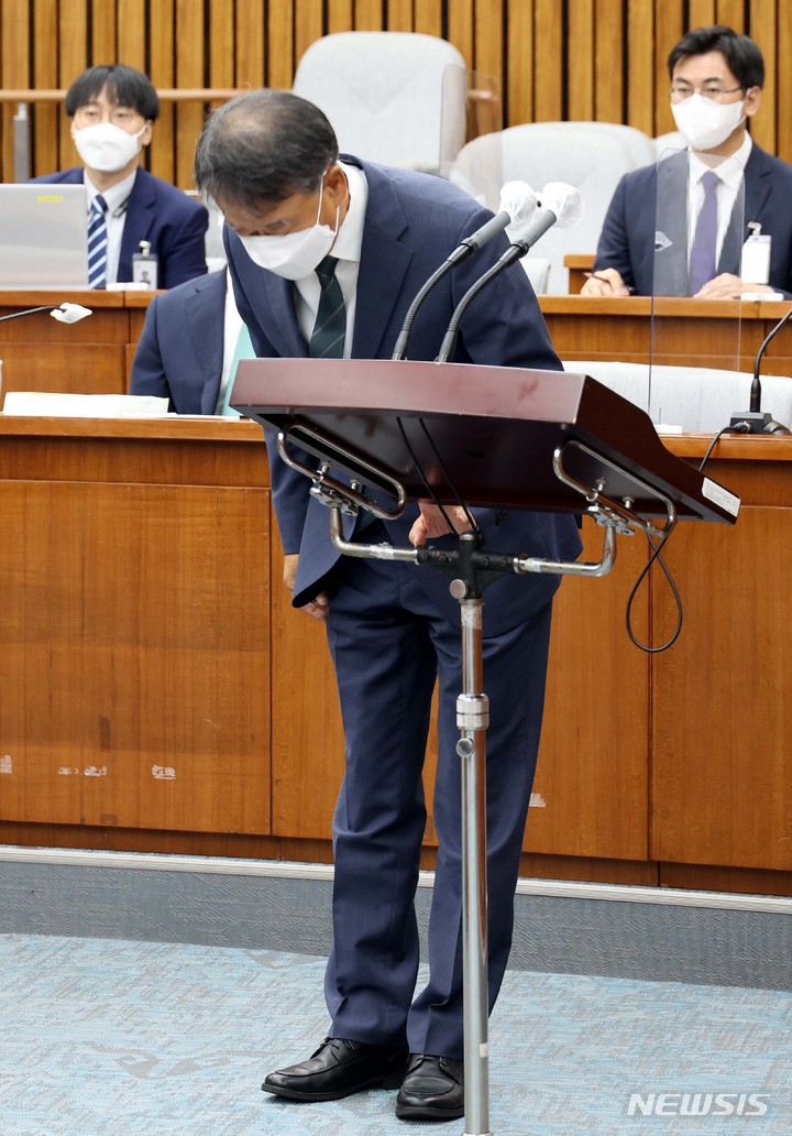 [서울=뉴시스] 고범준 기자 = 오석준 대법관 후보자가 29일 서울 여의도 국회에서 열린 인사청문회에서 선서를 하기 전 인사하고 있다. (공동취재사진) 2022.08.29. photo@newsis.com