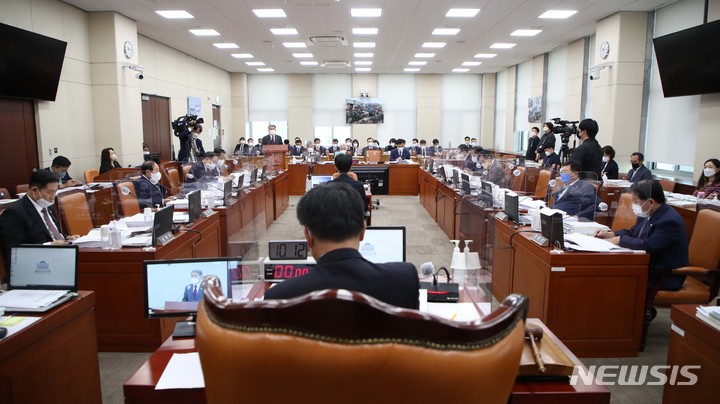 [서울=뉴시스] 김선웅 기자 = 이종섭 국방부장관이 29일 서울 여의도 국회에서 열린 국방위원회 전체회의에서 발언하고 있다. 2022.08.29. mangusta@newsis.com