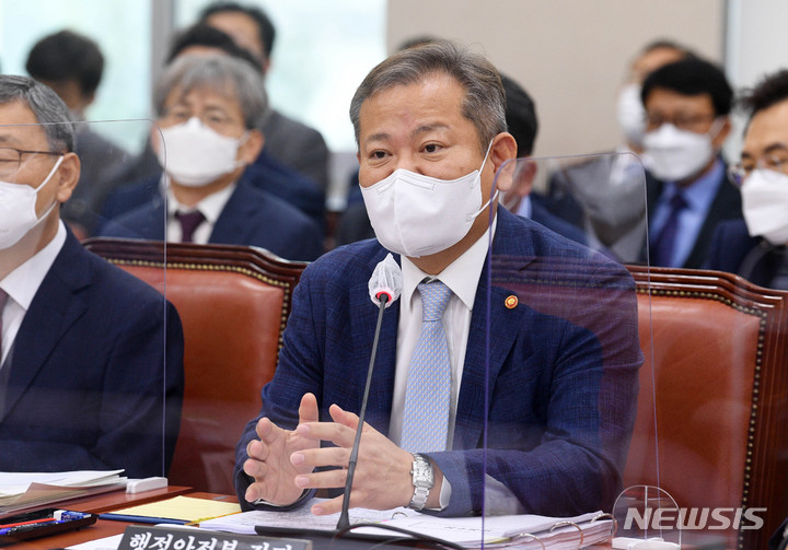 [서울=뉴시스] 김선웅 기자 = 이상민 행정안전부 장관이 29일 서울 여의도 국회에서 열린 행정안전위원회 전체회의에서 의원들 질의에 답하고 있다. (공동취재사진) 2022.08.29. photo@newsis.com