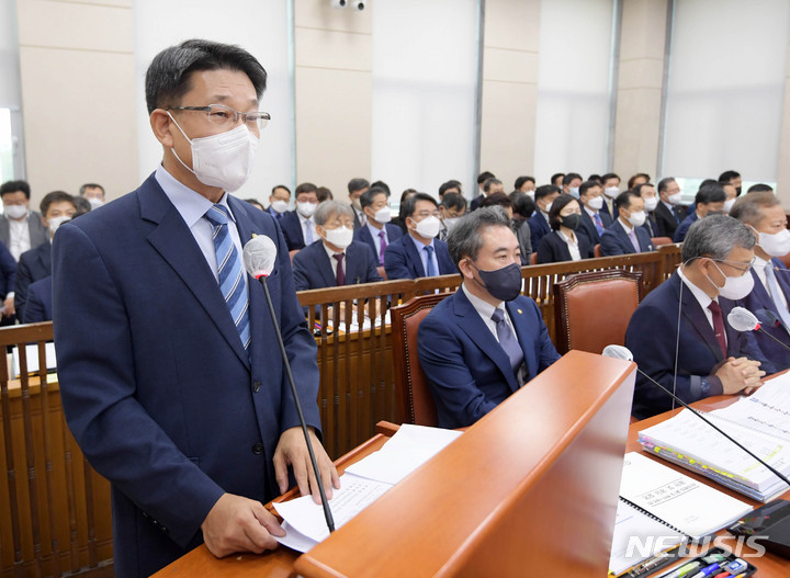 [서울=뉴시스] 김선웅 기자 = 이흥교 소방청장이 29일 서울 여의도 국회에서 열린 행정안전위원회 전체회의에서 인사말을 하고 있다. (공동취재사진) 2022.08.29. photo@newsis.com