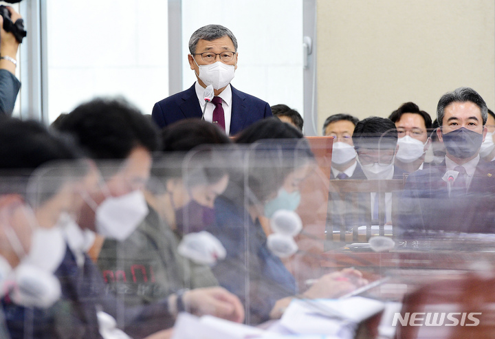 [서울=뉴시스] 김선웅 기자 = 정근식 진실화해위원장이 지난 8월29일 서울 여의도 국회에서 열린 행정안전위원회 전체회의에서 인사말을 하고 있다. (공동취재사진) 2022.08.29. photo@newsis.com