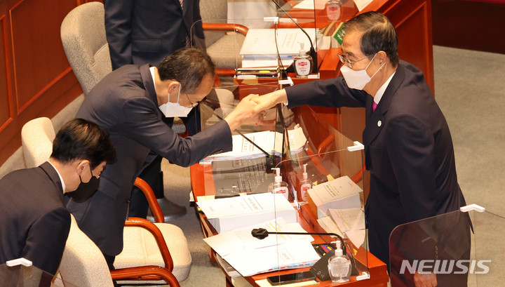 [서울=뉴시스] 고범준 기자 = 한덕수(오른쪽) 국무총리와 추경호 부총리 겸 기획재정부 장관이 29일 서울 여의도 국회에서 열린 예산결산특별위원회 전체회의에 앞서 인사하고 있다. (공동취재사진) 2022.08.29. photo@newsis.com