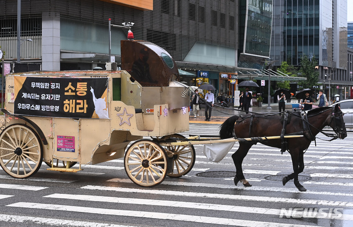 [성남=뉴시스] 김종택기자 = '우마무스메' 한국 배급사 카카오게임즈의 게임 운영에 불만을 품은 이용자들이 29일 경기도 성남시 판교역 인근 도로에서 '마차 시위'를 하고 있다. 이들은 운영 개선이 이뤄질때까지 해당 게임 내 유료 콘텐츠를 구매하지 않을것을 약속하는 서약 참가자 모집도 병행했다. 2022.08.29. jtk@newsis.com