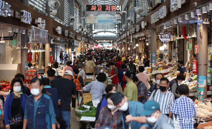 [서울=뉴시스] 김진아 기자 = 장을 보는 시민들로 북적이는 전통시장. 2022.08.29. bluesoda@newsis.com