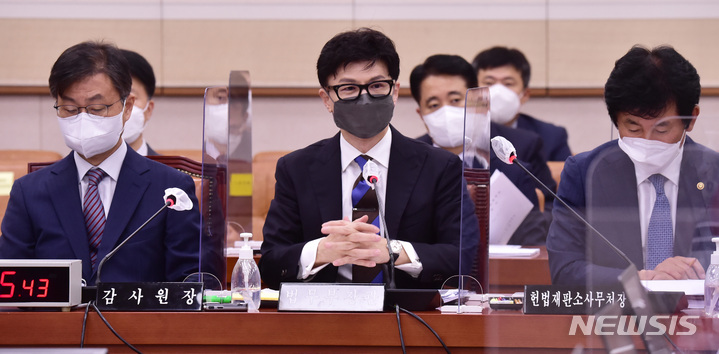 [서울=뉴시스] 전진환 기자 = 한동훈 법무부장관이 29일 국회에서 열린 법제사법위원회 전체회의에 출석해 의원 질의에 답하고 있다. (공동취재사진) 2022.08.29. photo@newsis.com