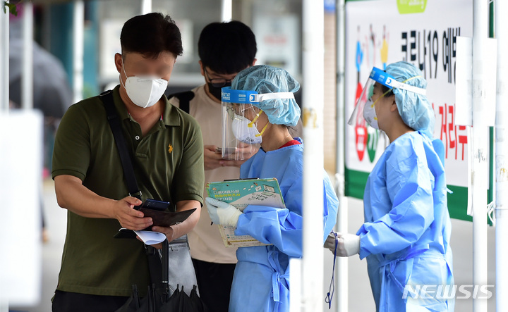 [대구=뉴시스] 이무열 기자 = 29일 오후 대구 수성구보건소 코로나19 선별진료소에서 시민들이 검체 채취를 받기 위해 순서를 기다리고 있다. 2022.08.29. lmy@newsis.com