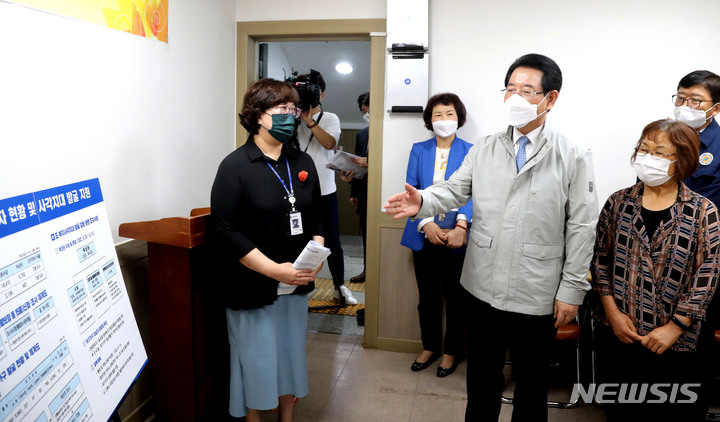 [목포=뉴시스] 김영록 전남도지사가 29일 도내 '위기 우려 가구'와 '취약계층'에 대한 복지 지원체계 전반에 대한 점검을 위해 목포시 상동 행정복지센터를 방문해 복지사각지대 지원현황을 청취하고 관계자들을 격려하고 있다. (사진=전남도 제공) 2022.08.29. photo@newsis.com