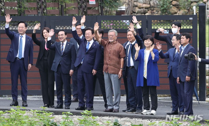[양산=뉴시스] 차용현 기자 = 문재인 전 대통령이 29일 오후 경남 양산시 하북면 평산마을 사저 대문에서 이재명 더불어민주당 신임 대표 등 당 지도부를 맞이하며 지지자를 향해 손 인사하고 있다. (공동취재사진) 2022.08.29. photo@newsis.com