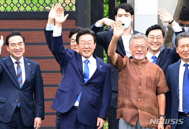 [양산=뉴시스] 차용현 기자 = 29일 오후 경남 양산시 평산마을 문재인 전 대통령 사저를 찾은 이재명 더불어민주당 대표와 민주당 지도부들이 대문 앞까지 마중 나온 문 전 대통령과 함께 지지자들을 향해 인사하고 있다. 2022.08.29. con@newsis.com