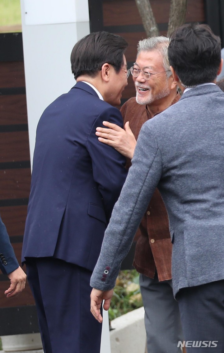 [양산=뉴시스] 차용현 기자 = 문재인 전 대통령이 29일 오후 경남 양산시 하북면 평산마을 사저 앞에서 이재명 더불어민주당 신임 대표를 맞이하고 있다. (공동취재사진) 2022.08.29. photo@newsis.com