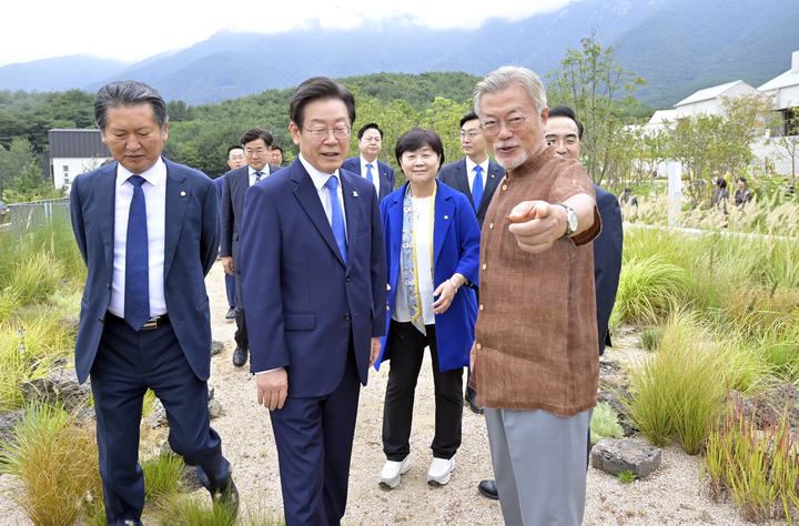 [양산=뉴시스] 최진석 기자 = 이재명 더불어민주당 신임 대표 등 당 지도부가 29일 오후 경남 양산시 하북면 평산마을을 찾아 문재인 전 대통령과 대화를 나누며 사저를 둘러보고 있다. (사진=더불어민주당 제공) 2022.08.29. photo@newsis.com *재판매 및 DB 금지